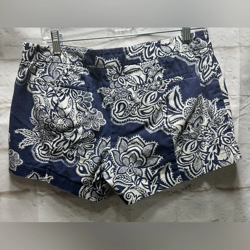 Gap women’s blue & white floral‎ shorts size 6